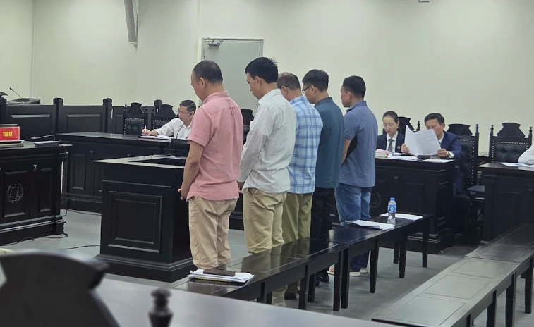 Hai thuyền trưởng lĩnh án tù vì bán trộm gần 2.000 tấn dầu cho người nước ngoài Hai thuyền trưởng lĩnh án tù vì bán trộm gần 2.000 tấn dầu cho người nước ngoài
