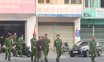 Hàng chục cảnh sát làm việc tại Trung tâm đấu giá tài sản Lâm Đồng