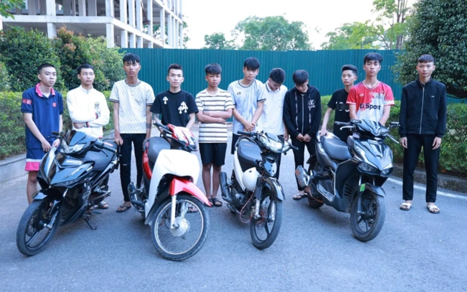 Hàng chục người hò hét, rượt đuổi náo loạn đường phố Hàng chục người hò hét, rượt đuổi náo loạn đường phố