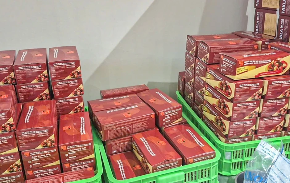Hàng ngàn sản phẩm táo đỏ kẹp sữa lạc đà, táo đỏ Tân Cương không rõ nguồn gốc Hàng ngàn sản phẩm táo đỏ kẹp sữa lạc đà, táo đỏ Tân Cương không rõ nguồn gốc