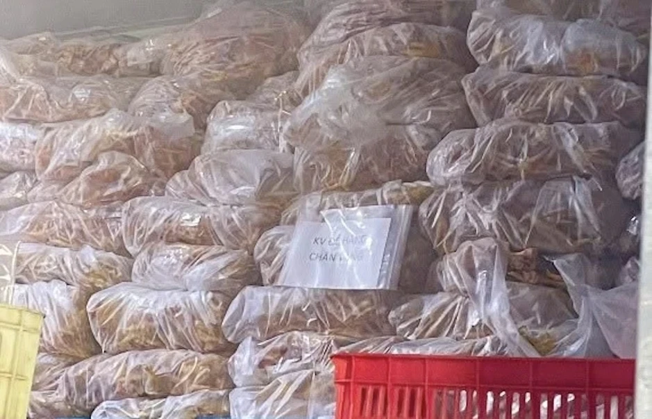 Hàng tấn chân gà hết hạn sử dụng tại công ty sản xuất chân gà rút xương Hàng tấn chân gà hết hạn sử dụng tại công ty sản xuất chân gà rút xương