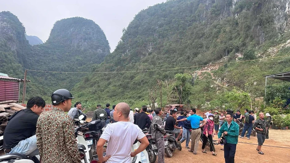 Hàng trăm người đang cùng công an lên núi tìm người đàn ông mất liên lạc Hàng trăm người đang cùng công an lên núi tìm người đàn ông mất liên lạc