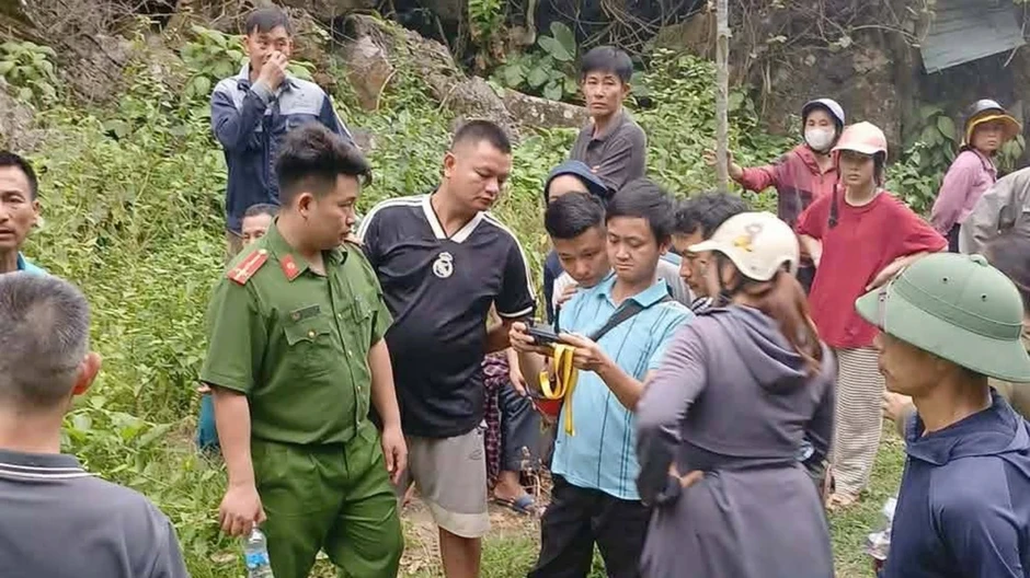 Hàng trăm người đang cùng công an lên núi tìm người đàn ông mất liên lạc Hàng trăm người đang cùng công an lên núi tìm người đàn ông mất liên lạc