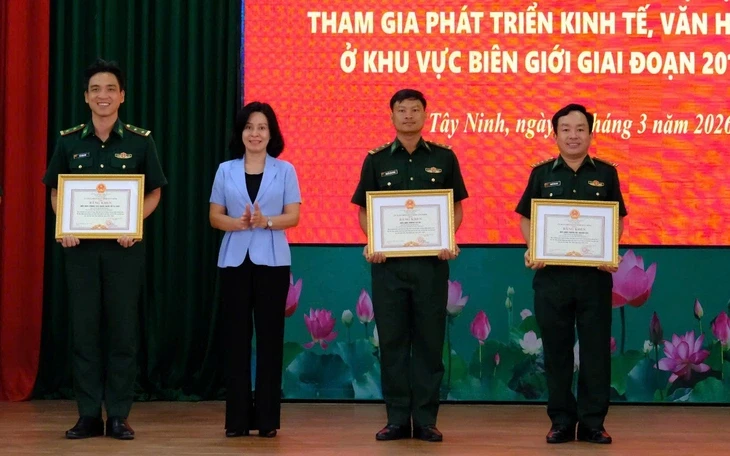 Hàng trăm người từ Campuchia về qua cửa khẩu Tây Ninh đã bị khởi tố vì tham gia lừa đảo Hàng trăm người từ Campuchia về qua cửa khẩu Tây Ninh đã bị khởi tố vì tham gia lừa đảo