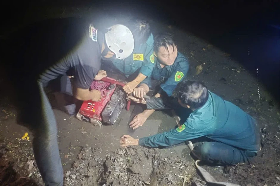 Hàng trăm người xuyên đêm khống chế cháy cỏ gần khu dân cư ở TP.HCM Hàng trăm người xuyên đêm khống chế cháy cỏ gần khu dân cư ở TP.HCM