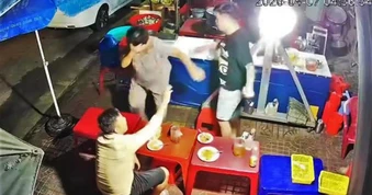 Hành hung cụ bà bán bánh bèo ở Quy Nhơn gây phẫn nộ
