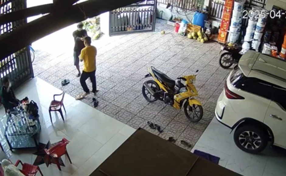 Hành trình 'đảo chiều trách nhiệm' từ tài xế sang nữ sinh tử vong ở Vĩnh Long Hành trình 'đảo chiều trách nhiệm' từ tài xế sang nữ sinh tử vong ở Vĩnh Long