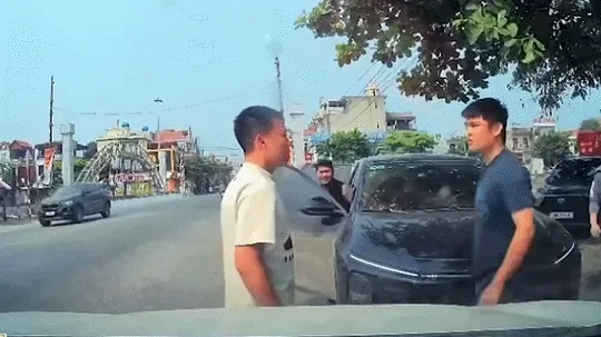 Hé lộ nguyên nhân vụ tài xế ô tô bóp cổ, hành hung người đàn ông trên đường Hé lộ nguyên nhân vụ tài xế ô tô bóp cổ, hành hung người đàn ông trên đường