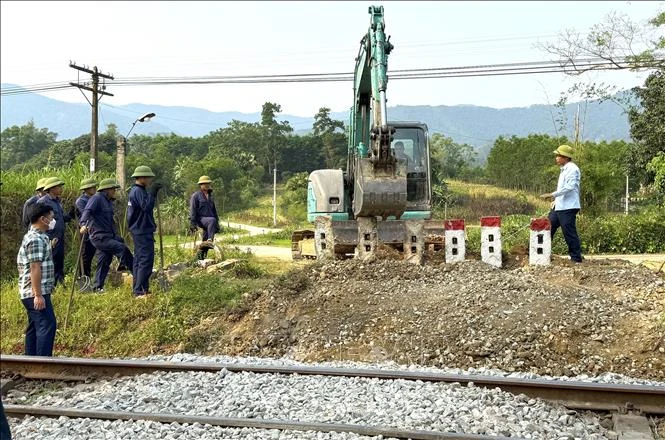 Hiểm họa từ lối đi tự mở trên tuyến đường sắt Hiểm họa từ lối đi tự mở trên tuyến đường sắt