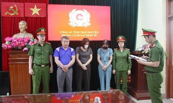 Hiệu trưởng bị bắt trong vụ tuồn thịt lợn bệnh vào trường học