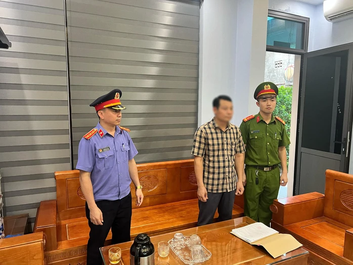 Hiệu trưởng bị khởi tố, bắt tạm giam vì nghi án "nhận hối lộ" Hiệu trưởng bị khởi tố, bắt tạm giam vì nghi án "nhận hối lộ"