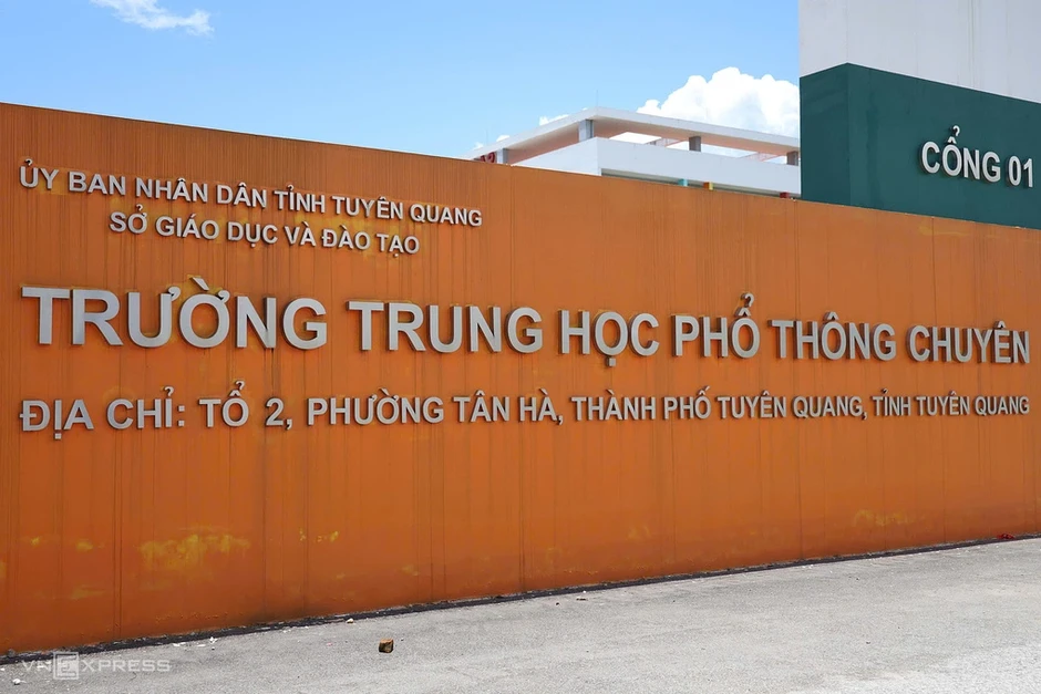 Hiệu trưởng chuyên Tuyên Quang bị khởi tố trong vụ '146 điểm 10 môn Toán' Hiệu trưởng chuyên Tuyên Quang bị khởi tố trong vụ '146 điểm 10 môn Toán'
