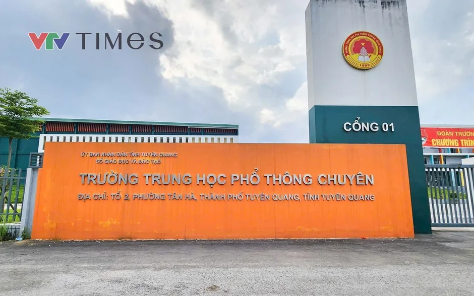 Hiệu trưởng Trường THPT Chuyên Tuyên Quang bị khởi tố trong vụ gian lận thi cử Hiệu trưởng Trường THPT Chuyên Tuyên Quang bị khởi tố trong vụ gian lận thi cử