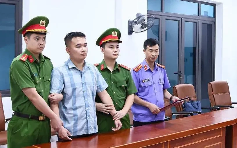 Hiệu trưởng Trường THPT Chuyên Tuyên Quang bị khởi tố trong vụ gian lận thi cử Hiệu trưởng Trường THPT Chuyên Tuyên Quang bị khởi tố trong vụ gian lận thi cử