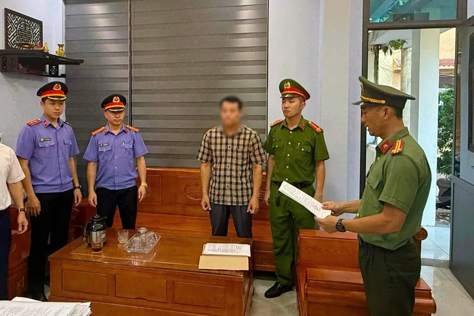 Hiệu trưởng trường tiểu học bị bắt tạm giam để điều tra hành vi nhận hối lộ Hiệu trưởng trường tiểu học bị bắt tạm giam để điều tra hành vi nhận hối lộ