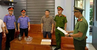 Hiệu trưởng trường tiểu học bị bắt tạm giam để điều tra hành vi nhận hối lộ
