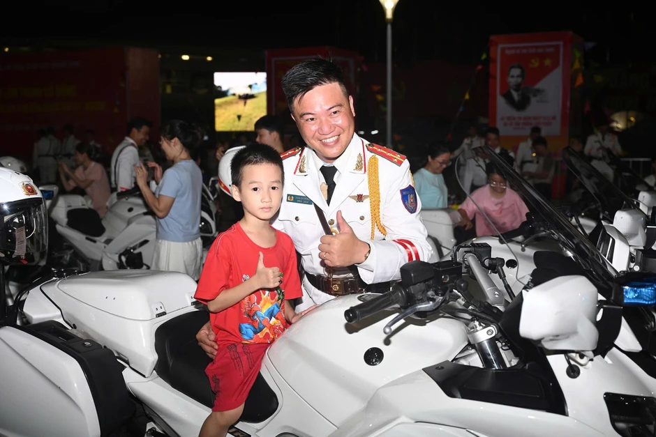 Hình ảnh ấn tượng của cảnh sát vừa lái mô tô vừa bắn súng Hình ảnh ấn tượng của cảnh sát vừa lái mô tô vừa bắn súng