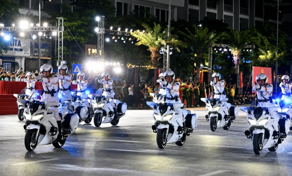 Hình ảnh ấn tượng của cảnh sát vừa lái mô tô vừa bắn súng Hình ảnh ấn tượng của cảnh sát vừa lái mô tô vừa bắn súng