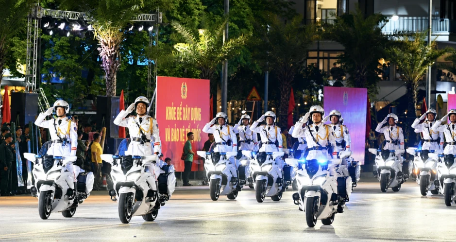 Hình ảnh ấn tượng của cảnh vệ vừa lái mô tô vừa bắn súng Hình ảnh ấn tượng của cảnh vệ vừa lái mô tô vừa bắn súng