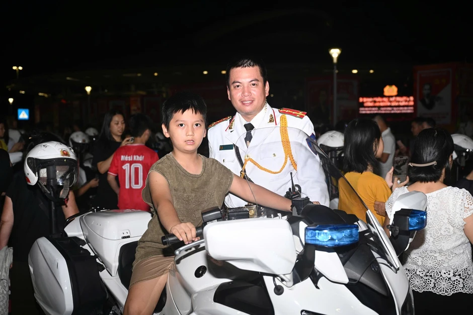 Hình ảnh ấn tượng của cảnh vệ vừa lái mô tô vừa bắn súng Hình ảnh ấn tượng của cảnh vệ vừa lái mô tô vừa bắn súng