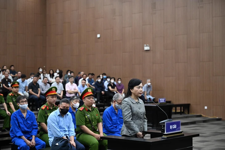 Hình ảnh bà Nguyễn Thị Kim Tiến hầu tòa vụ 2 bệnh viện đình trệ lãng phí 803 tỉ Hình ảnh bà Nguyễn Thị Kim Tiến hầu tòa vụ 2 bệnh viện đình trệ lãng phí 803 tỉ