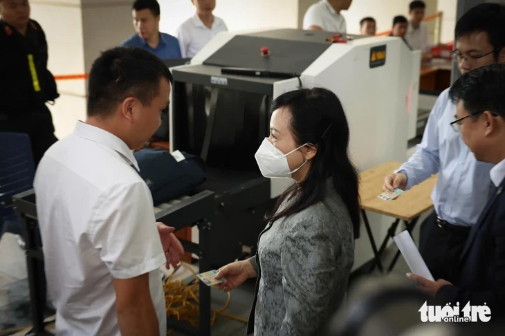 Hình ảnh bà Nguyễn Thị Kim Tiến hầu tòa vụ 2 bệnh viện đình trệ lãng phí 803 tỉ Hình ảnh bà Nguyễn Thị Kim Tiến hầu tòa vụ 2 bệnh viện đình trệ lãng phí 803 tỉ