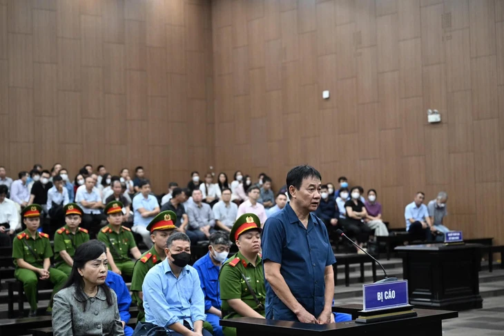 Hình ảnh bà Nguyễn Thị Kim Tiến hầu tòa vụ 2 bệnh viện đình trệ lãng phí 803 tỉ Hình ảnh bà Nguyễn Thị Kim Tiến hầu tòa vụ 2 bệnh viện đình trệ lãng phí 803 tỉ