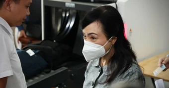 Hình ảnh bà Nguyễn Thị Kim Tiến hầu tòa vụ 2 bệnh viện đình trệ lãng phí 803 tỉ