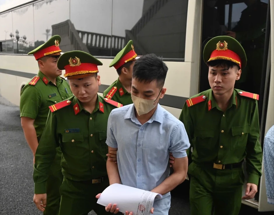 Hình ảnh dẫn giải cựu Thứ trưởng Hoàng Văn Thắng hầu tòa Hình ảnh dẫn giải cựu Thứ trưởng Hoàng Văn Thắng hầu tòa