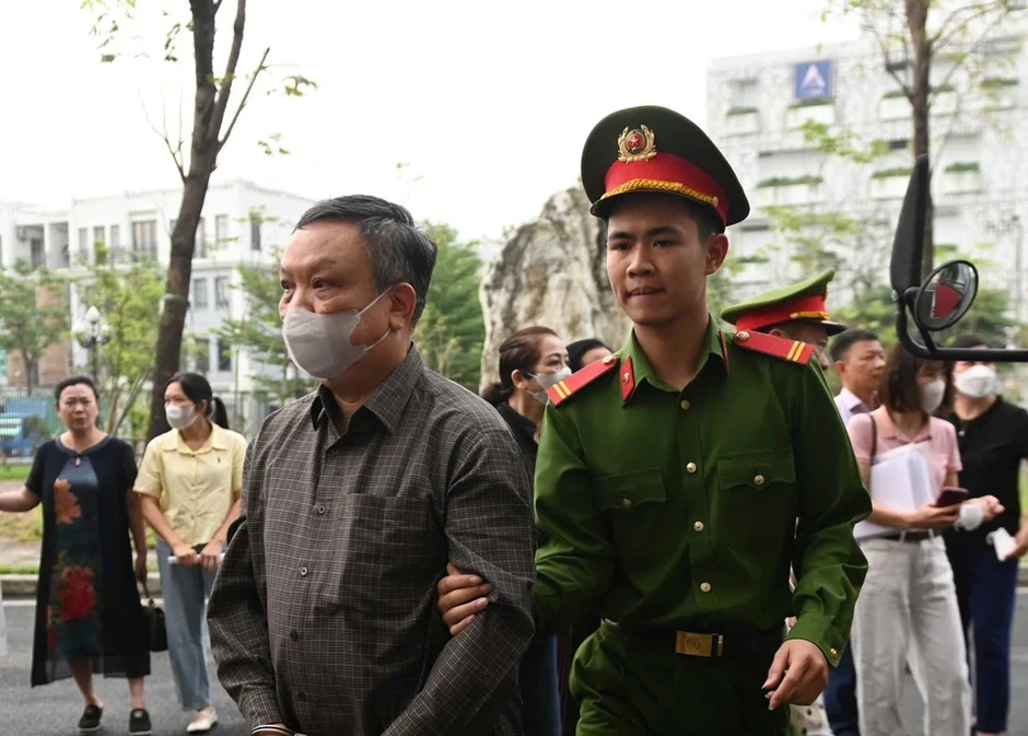Hình ảnh dẫn giải cựu Thứ trưởng Hoàng Văn Thắng hầu tòa Hình ảnh dẫn giải cựu Thứ trưởng Hoàng Văn Thắng hầu tòa