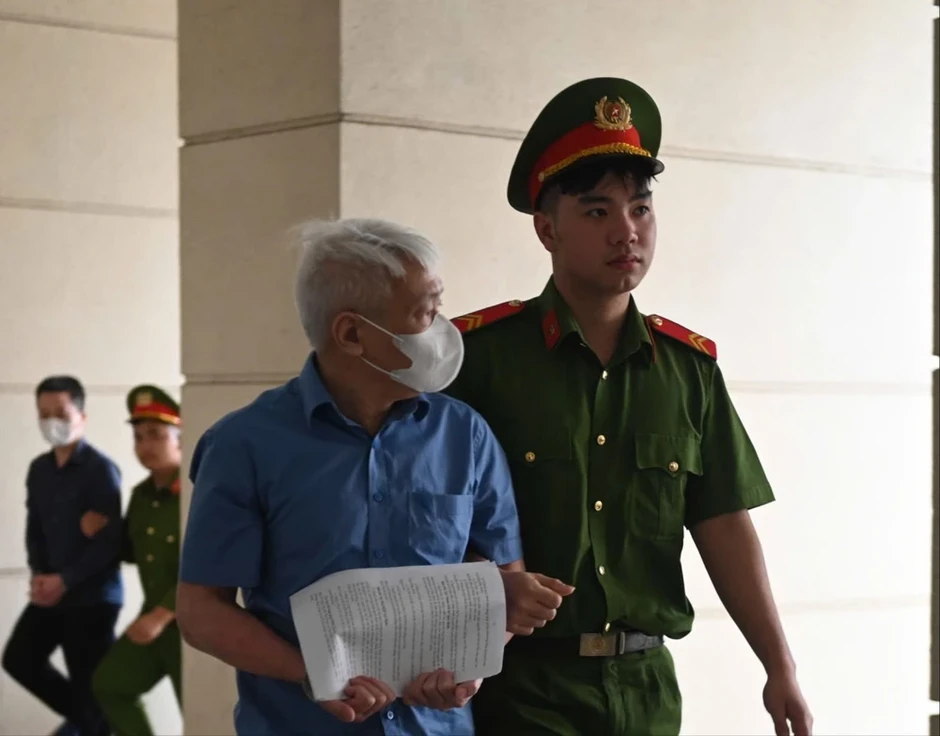 Hình ảnh dẫn giải cựu Thứ trưởng Hoàng Văn Thắng hầu tòa Hình ảnh dẫn giải cựu Thứ trưởng Hoàng Văn Thắng hầu tòa