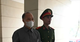 Hình ảnh dẫn giải cựu Thứ trưởng Hoàng Văn Thắng hầu tòa