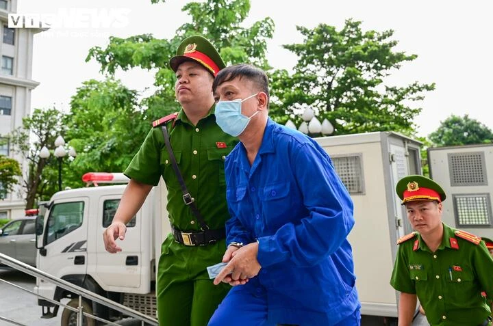 Hình ảnh dẫn giải cựu Thứ trưởng Nguyễn Bá Hoan tới tòa Hình ảnh dẫn giải cựu Thứ trưởng Nguyễn Bá Hoan tới tòa
