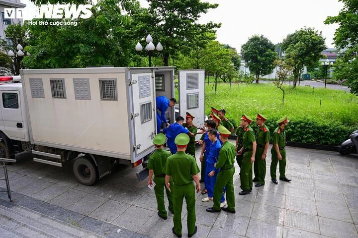 Hình ảnh dẫn giải cựu Thứ trưởng Nguyễn Bá Hoan tới tòa Hình ảnh dẫn giải cựu Thứ trưởng Nguyễn Bá Hoan tới tòa