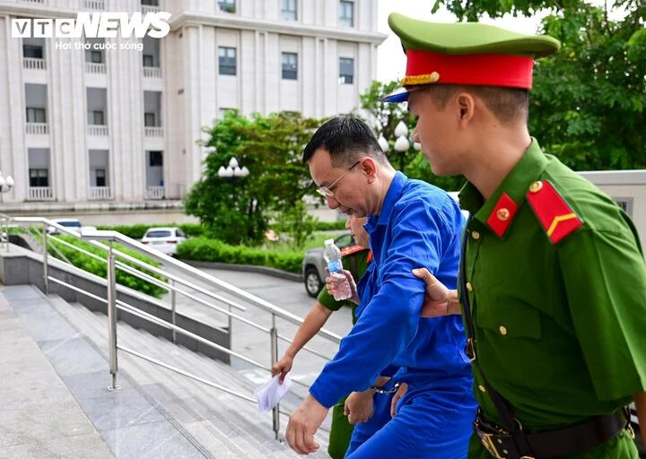Hình ảnh dẫn giải cựu Thứ trưởng Nguyễn Bá Hoan tới tòa Hình ảnh dẫn giải cựu Thứ trưởng Nguyễn Bá Hoan tới tòa