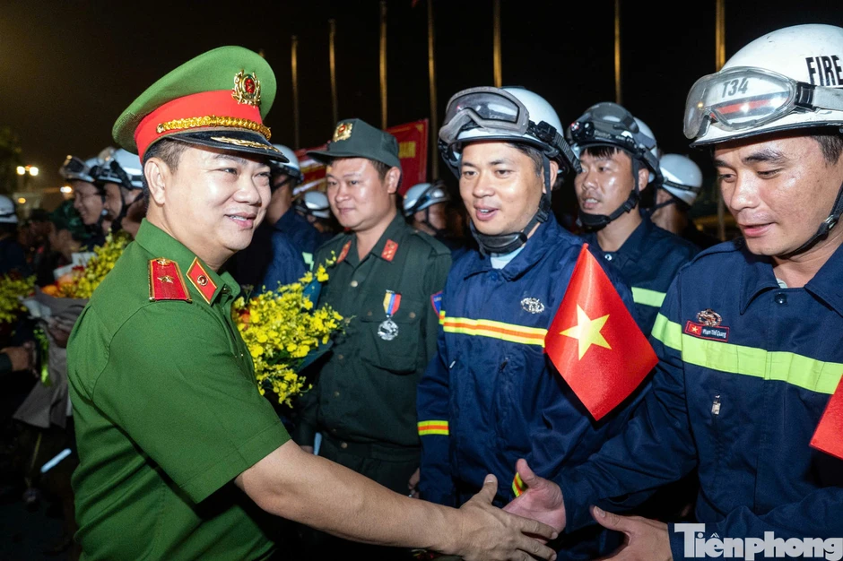 Hình ảnh Đoàn cứu nạn, cứu hộ Việt Nam trở về từ Venezuela Hình ảnh Đoàn cứu nạn, cứu hộ Việt Nam trở về từ Venezuela
