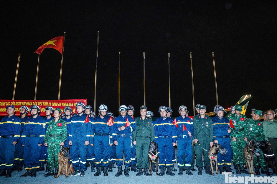 Hình ảnh Đoàn cứu nạn, cứu hộ Việt Nam trở về từ Venezuela Hình ảnh Đoàn cứu nạn, cứu hộ Việt Nam trở về từ Venezuela