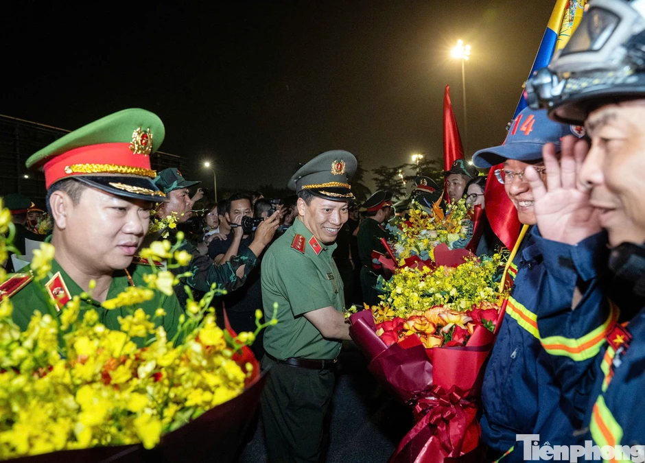 Hình ảnh Đoàn cứu nạn, cứu hộ Việt Nam trở về từ Venezuela Hình ảnh Đoàn cứu nạn, cứu hộ Việt Nam trở về từ Venezuela