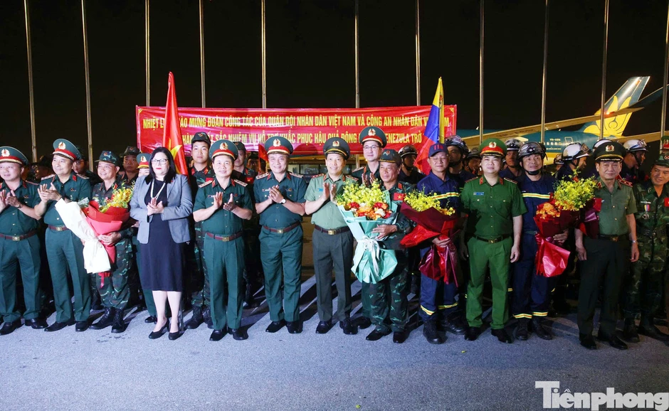 Hình ảnh Đoàn cứu nạn, cứu hộ Việt Nam trở về từ Venezuela Hình ảnh Đoàn cứu nạn, cứu hộ Việt Nam trở về từ Venezuela