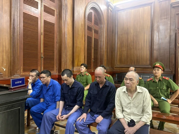 Hoãn phiên tòa xử vụ nhập lậu sữa Ensure "cấm bán tại Việt Nam" để làm rõ các tình tiết phức tạp Hoãn phiên tòa xử vụ nhập lậu sữa Ensure "cấm bán tại Việt Nam" để làm rõ các tình tiết phức tạp