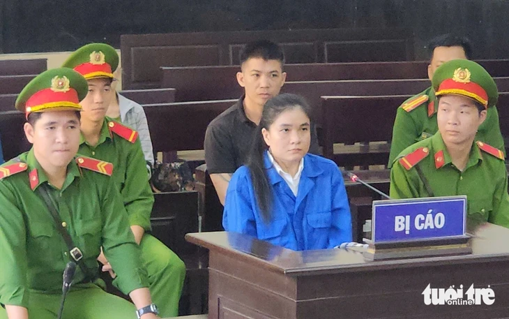 Hoãn xử người phụ nữ dùng xyanua sát hại người tình rồi lao xe xuống đèo Bảo Lộc Hoãn xử người phụ nữ dùng xyanua sát hại người tình rồi lao xe xuống đèo Bảo Lộc