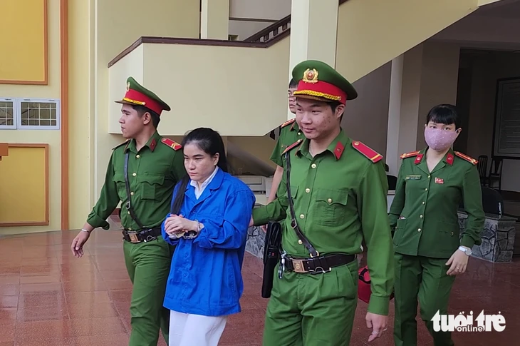 Hoãn xử người phụ nữ dùng xyanua sát hại người tình rồi lao xe xuống đèo Bảo Lộc Hoãn xử người phụ nữ dùng xyanua sát hại người tình rồi lao xe xuống đèo Bảo Lộc
