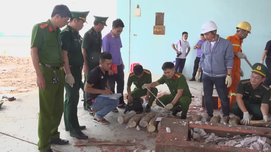Hơn 1,1 tấn ngà voi cất giấu tinh vi trong 3 container gỗ, phủ kín bằng sáp Hơn 1,1 tấn ngà voi cất giấu tinh vi trong 3 container gỗ, phủ kín bằng sáp