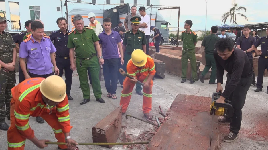 Hơn 1,1 tấn ngà voi cất giấu tinh vi trong 3 container gỗ, phủ kín bằng sáp Hơn 1,1 tấn ngà voi cất giấu tinh vi trong 3 container gỗ, phủ kín bằng sáp