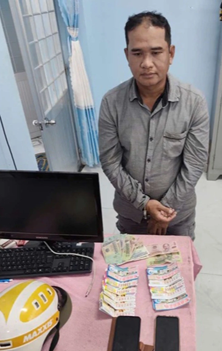 Hơn 1 giờ truy bắt người đàn ông cướp giật 48 tờ vé số của cụ già 62 tuổi Hơn 1 giờ truy bắt người đàn ông cướp giật 48 tờ vé số của cụ già 62 tuổi