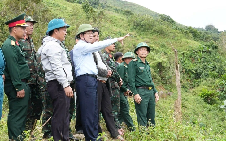 Hơn 100 người cùng chó nghiệp vụ vây ráp vùng rừng biên giới truy bắt nghi phạm giết vợ cũ Hơn 100 người cùng chó nghiệp vụ vây ráp vùng rừng biên giới truy bắt nghi phạm giết vợ cũ