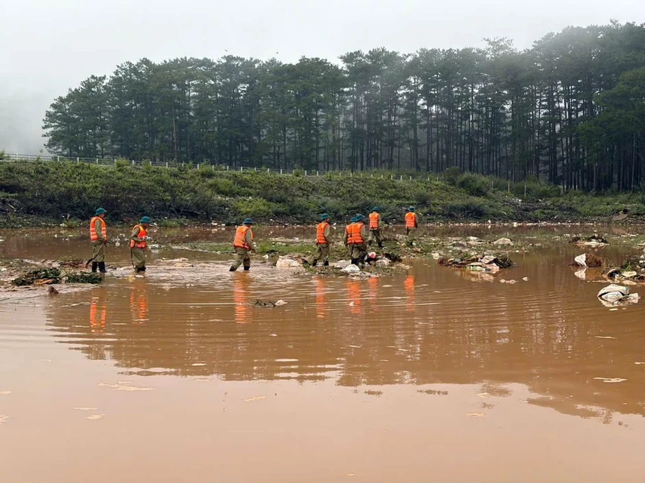 Hơn 100 người xuyên đêm tìm kiếm bé gái 12 tuổi bị lũ cuốn mất tích tại Đà Lạt