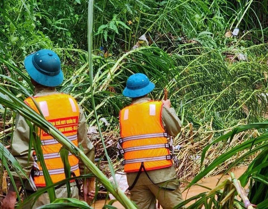 Hơn 100 người xuyên đêm tìm kiếm bé gái 12 tuổi bị lũ cuốn mất tích tại Đà Lạt