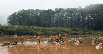 Hơn 100 người xuyên đêm tìm kiếm bé gái 12 tuổi bị lũ cuốn mất tích tại Đà Lạt