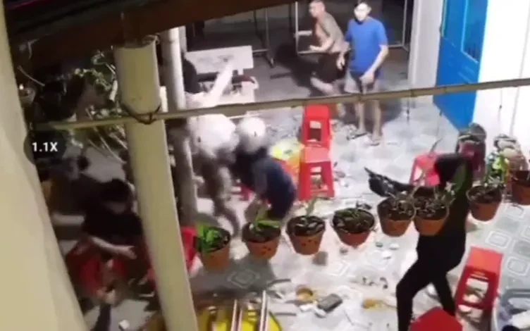 Hơn 150 giờ truy vết, bắt băng nhóm manh động dùng súng cao su, dao tự chế tấn công người dân Hơn 150 giờ truy vết, bắt băng nhóm manh động dùng súng cao su, dao tự chế tấn công người dân